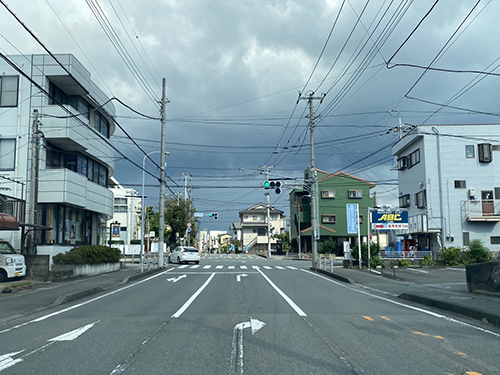 ②長泉中学校前の信号を右折して、長泉中央通りに入る。