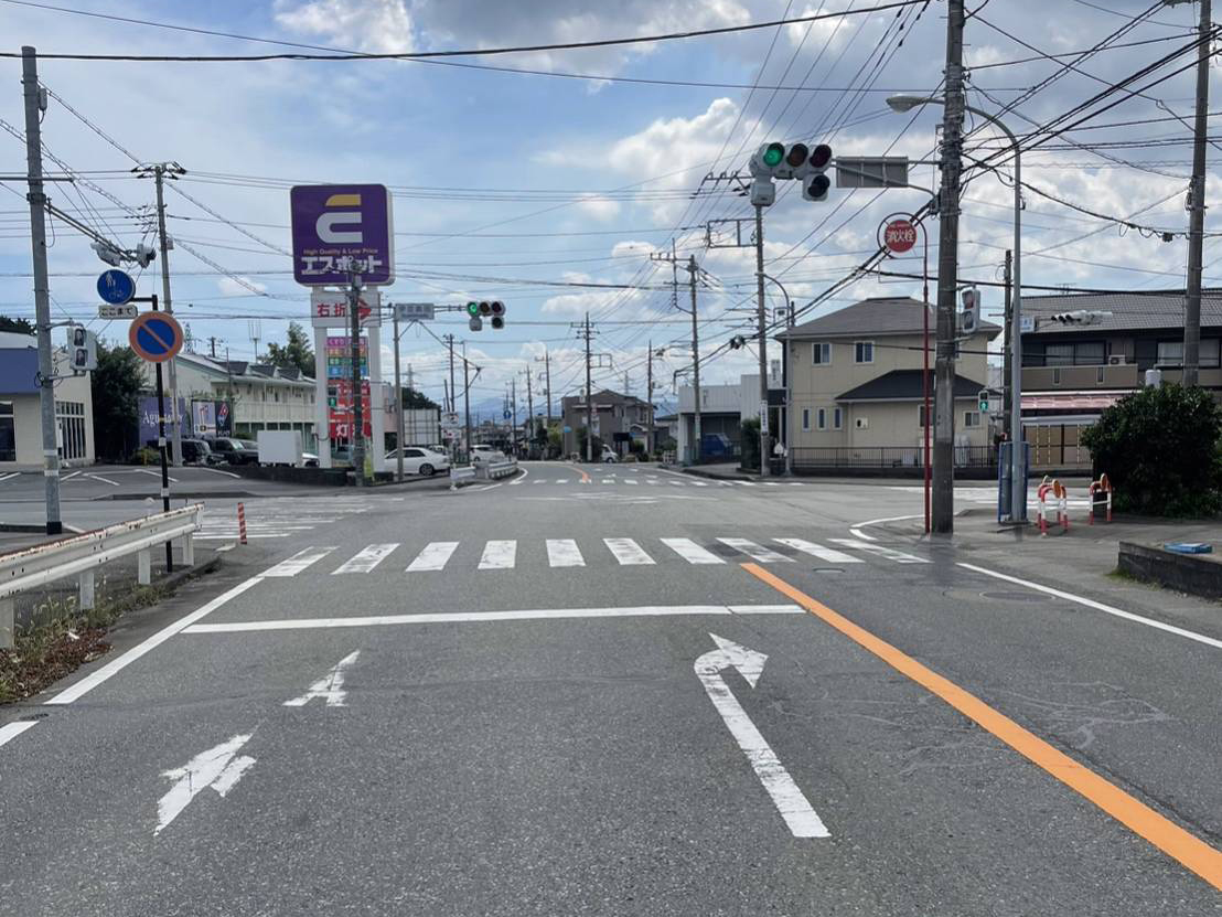 ②伊豆島田交差点を右折し道なりに900m進んだ右側に店舗がございます。